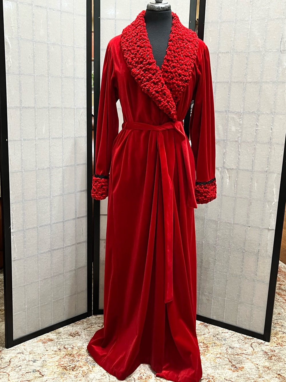 R.MICHAEL ALAN VINTAGE Luxurious Red Velvet Robe with Plush Shawl Collar size M